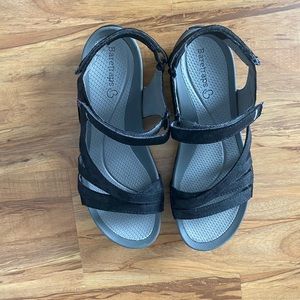 BareTraps Women’s sandals, size 7